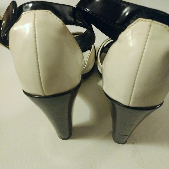 Pierre Dumas  patent leather sandal - Picture 3 of 5